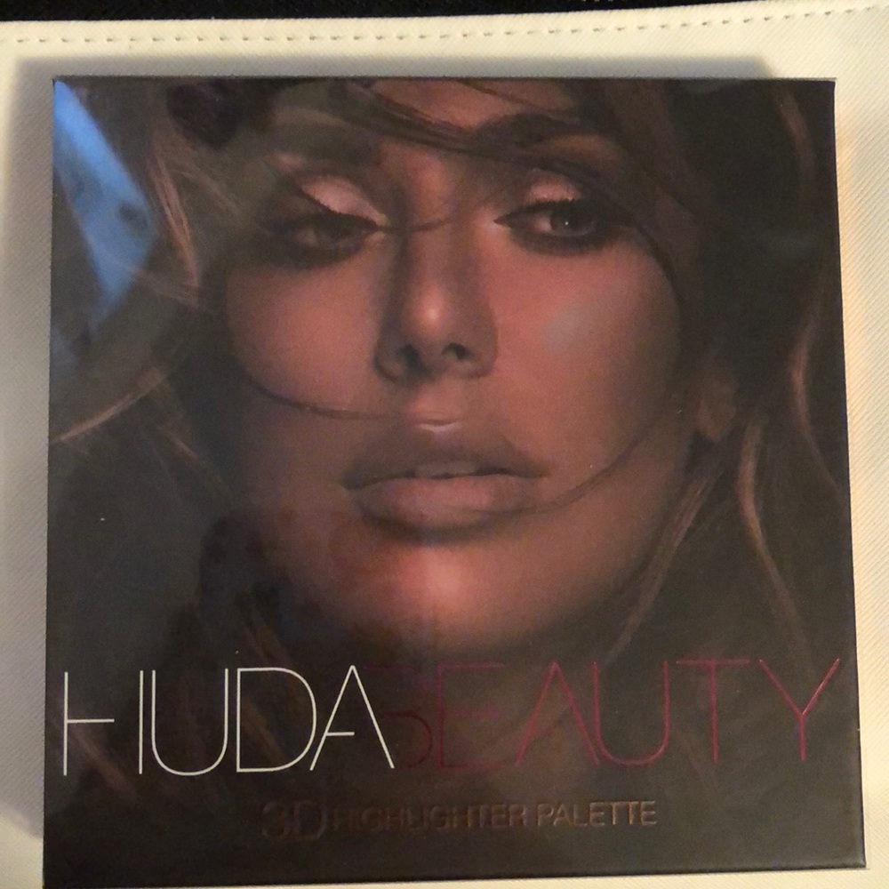 HUDA BEAUTY 3D HIGHLIGHTER PALETTE